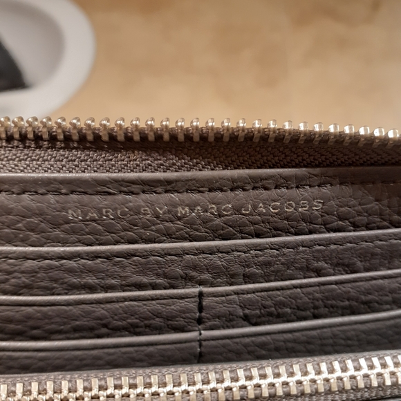 Marc Jacob's Wallet - Picture 7 of 7